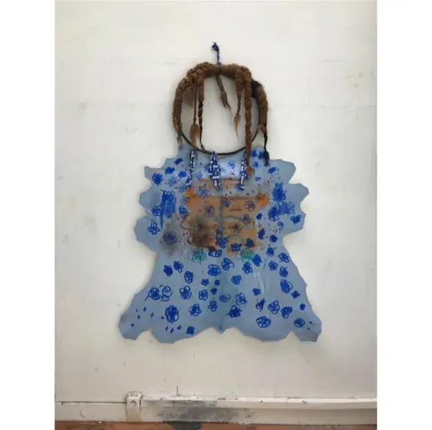 ATSOUPÉ — La Grande Sale, 2019. Carton plume, cuir, laine, fer forgé…