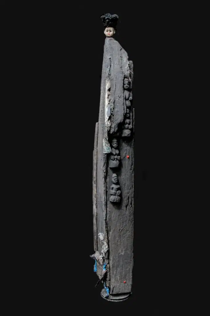GÉRARD QUENUM — La Mère des Jumeaux, 2021. Bois et objets trouvés.