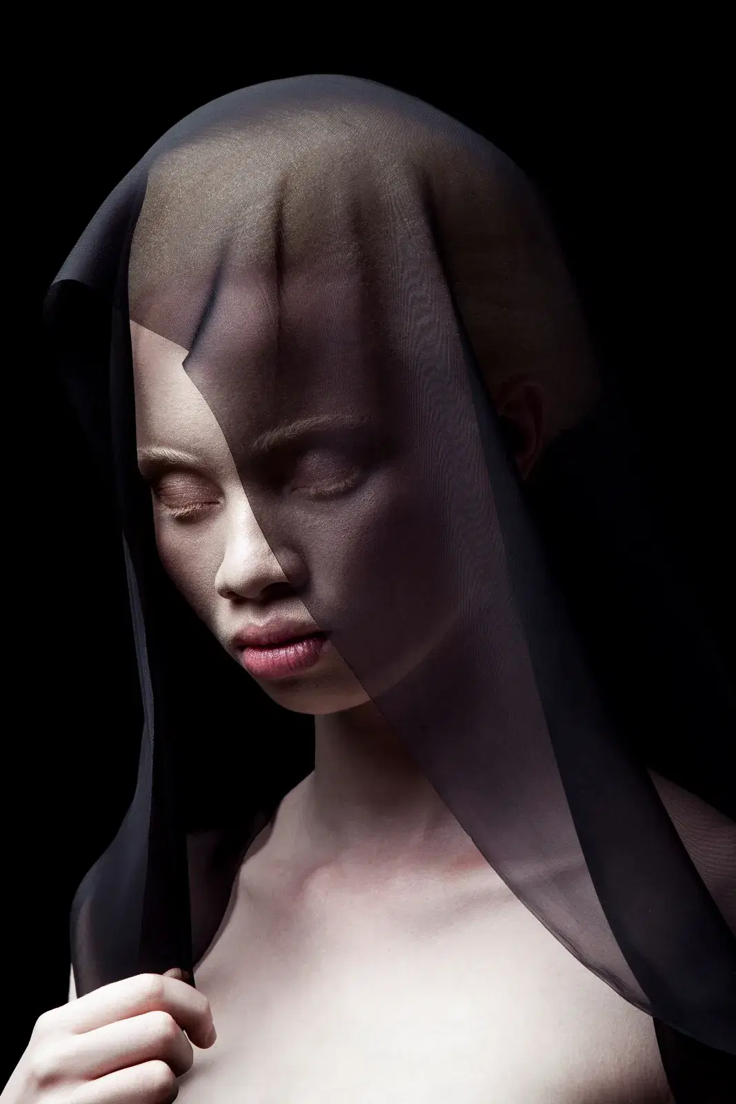 JUSTIN DINGWALL — Black Veil, 2013. Tirage photographique Giclée sur papier d'art en coton.