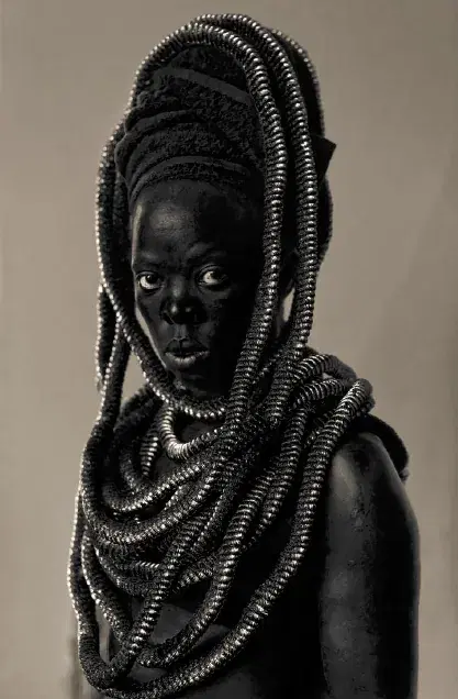 ZANELE MUHOLI — Zinathi I, Johannesburg, 2015. Épreuve à la gélatine argentique.