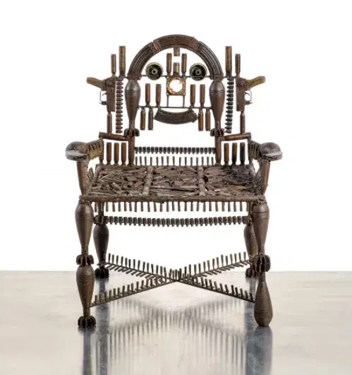 GONÇALO MABUNDA — Le Trône de l’Empereur de Gaza, 2018. Armes de guerre.