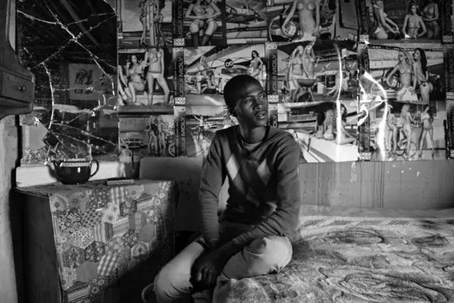 TSHEPISO MAZIBUKO — Mvikeli, Phola Park, Thokoza, 2017. Impression jet d’encre sur papier baryta.